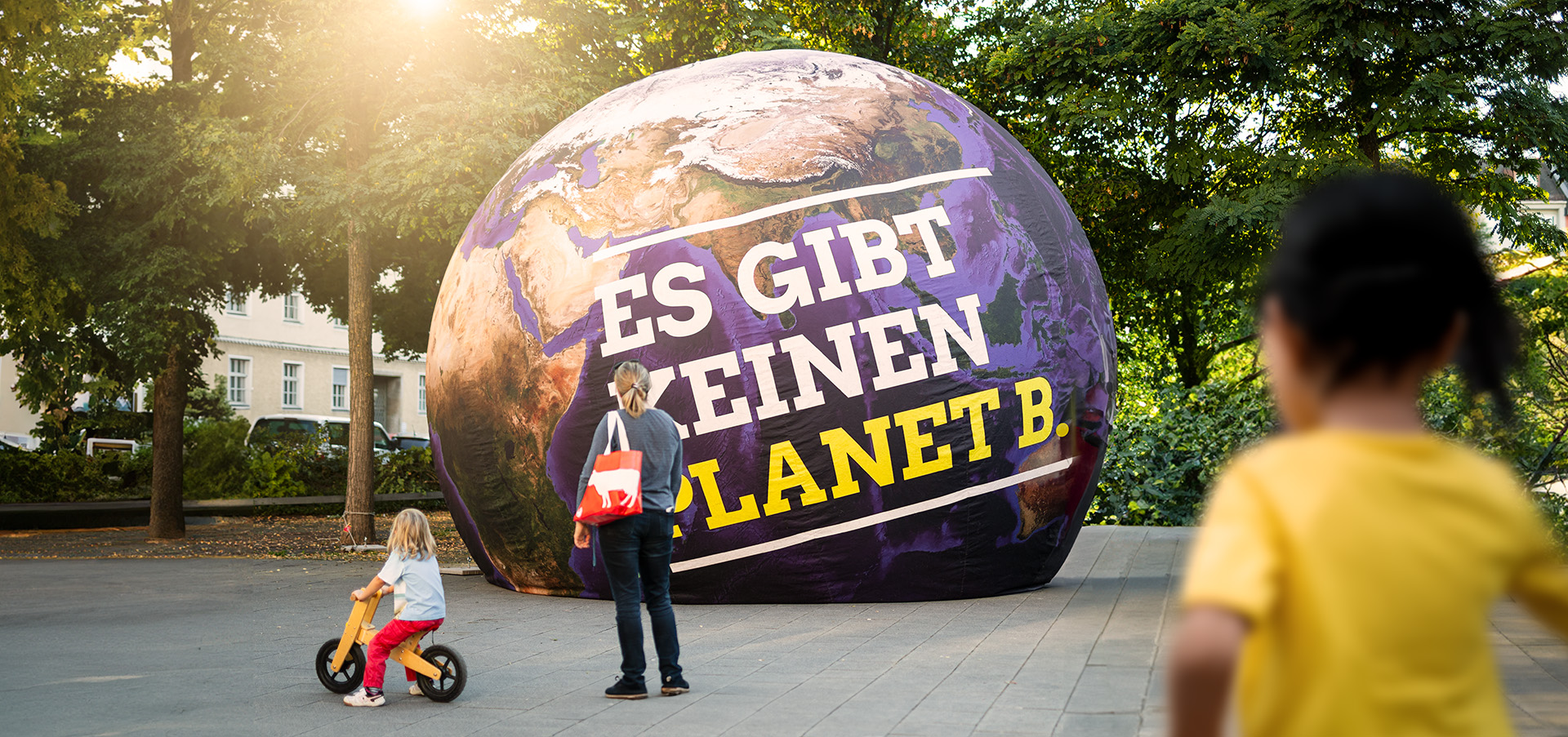 Foto einer großen aufblasbaren Erdkugel mit der Aufschrift es gibt keinen Planet B