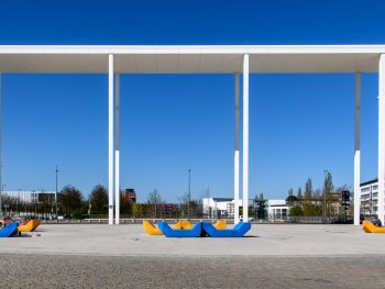 Moderne Arkaden vor blauem Himmel