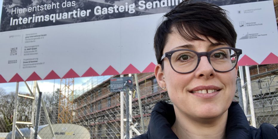 Katrin Edelmann vor Baustelle