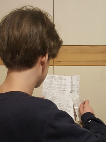 Schüler macht Coronatest