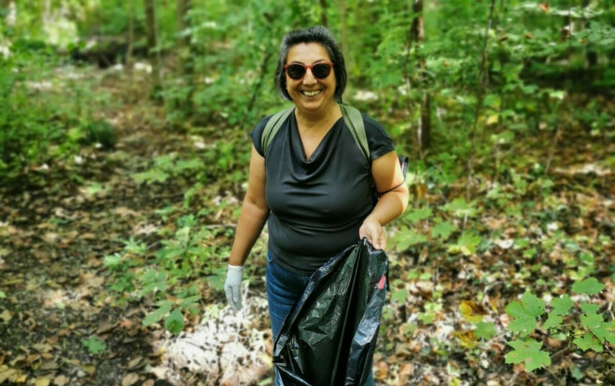 Gülseren Demirel beim Cleanup in den Isarauen