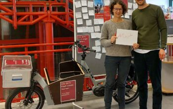 Barbara Kreder, Leiterin der Stadtteilbibliothek Sendling, und Lukas Raffl (GRÜNE), Radbeauftragter des BA 6, freuen sich über das neue Lastenfahrrad Albert. (Foto: privat)