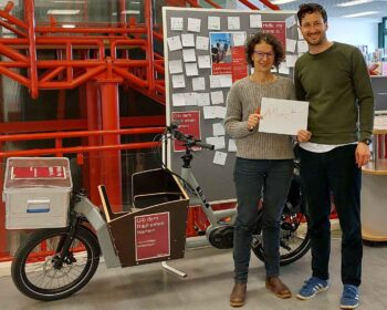 Barbara Kreder, Leiterin der Stadtteilbibliothek Sendling, und Lukas Raffl (GRÜNE), Radbeauftragter des BA 6, freuen sich über das neue Lastenfahrrad Albert. (Foto: privat)