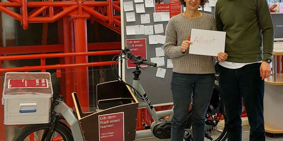 Barbara Kreder, Leiterin der Stadtteilbibliothek Sendling, und Lukas Raffl (GRÜNE), Radbeauftragter des BA 6, freuen sich über das neue Lastenfahrrad Albert. (Foto: privat)