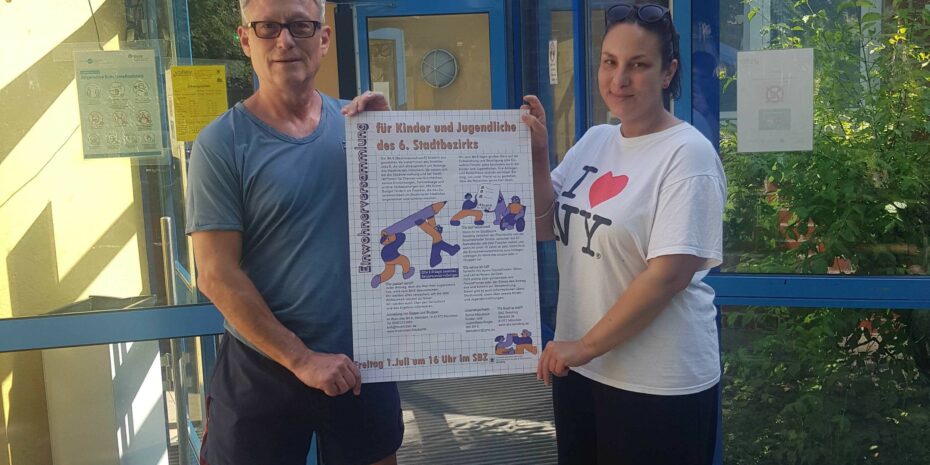 Wolfgang Petzold vom SBZ und Sarah Aboudarar vom BA mit dem Plakat der Sendlinger Jugendversammlung. / Foto: privat