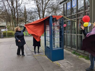 Der Bücherschrank am Kolumbusplatz wird enthüllt