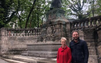 Tini Hesse und Philip Fickel vom BA Sendling freuen sich über den renovierten Schmied-Kochel-Brunnen. Foto: privat