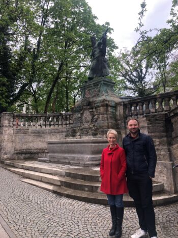 Tini Hesse und Philip Fickel vom BA Sendling freuen sich über den renovierten Schmied-Kochel-Brunnen. Foto: privat