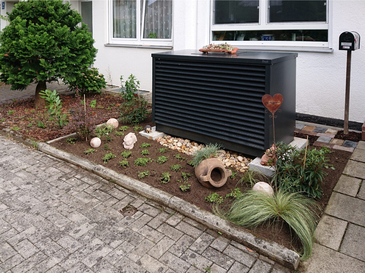 Wärmepumpe im Garten