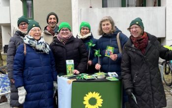 Grüner Infostand mit mehreren Grünen