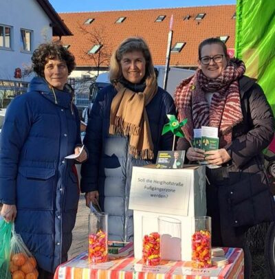 Grüner Infostand und eine Grupper von Grünen.