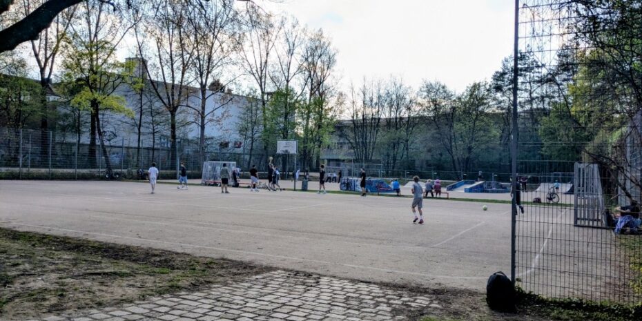 Basketballplatz und Skatefläche am Hypopark