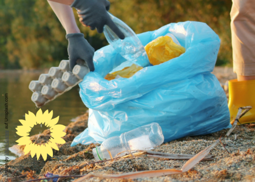 Hände einer Müll sammelnden Person mit Mülltüte mit Plastikgegenständen und einem Eierkarton