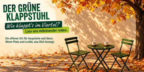 Herbstmotiv für den Grünen Klappstuhl: Zwei Stühle und ein Tisch unter einem Baum, mit der Einladung zum Gespräch im Viertel.