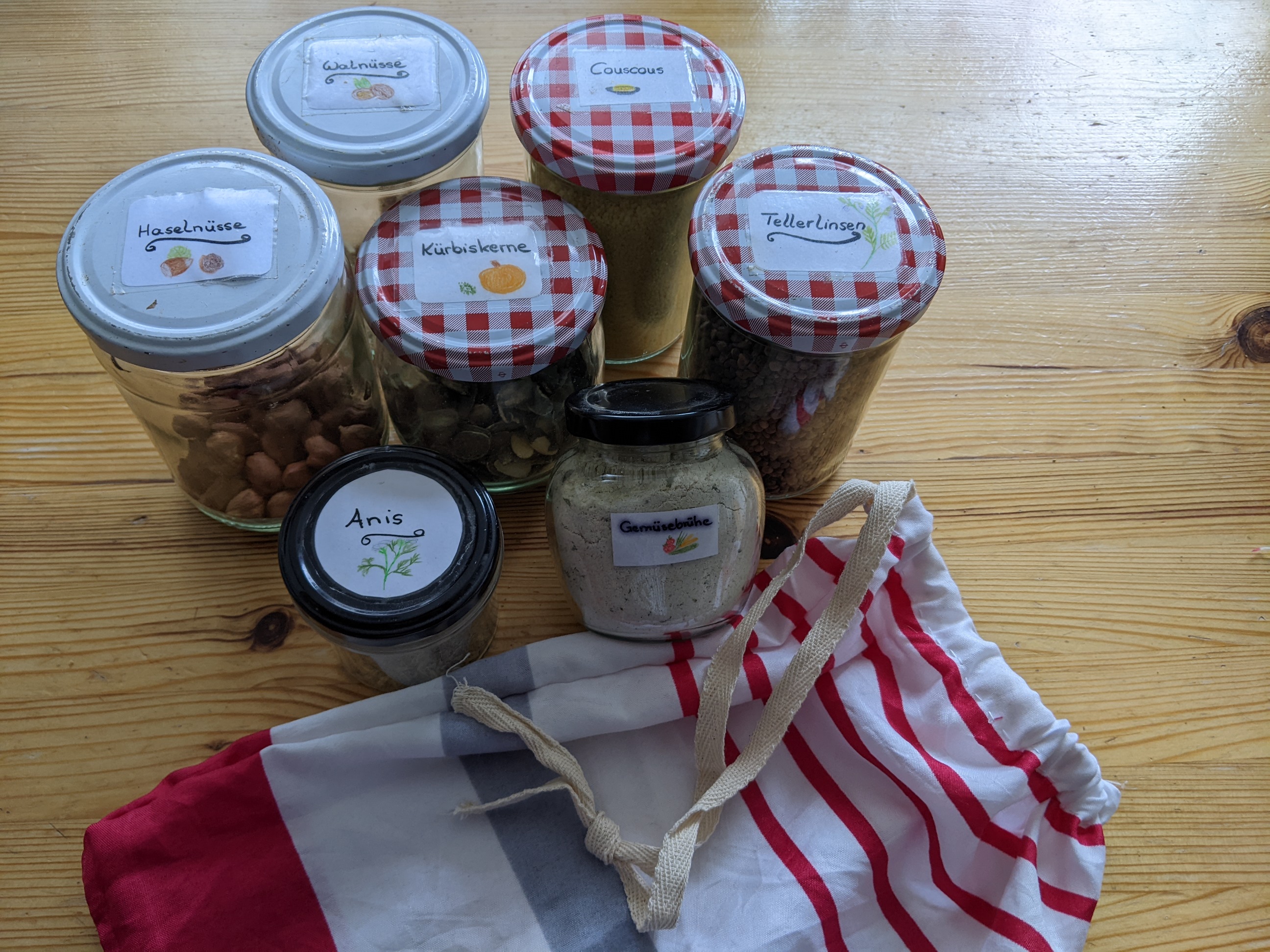 Gestaltete Gläser und Brotbeutel
