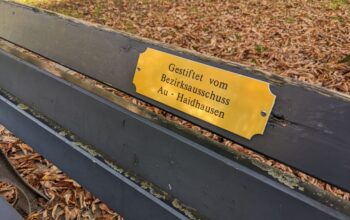 Parkbank mit de rAufschrift "gestiftet vom Bezirksausschuss Au-Haidhausen"