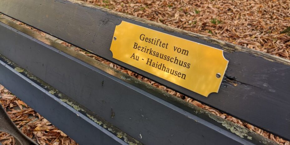 Parkbank mit de rAufschrift "gestiftet vom Bezirksausschuss Au-Haidhausen"