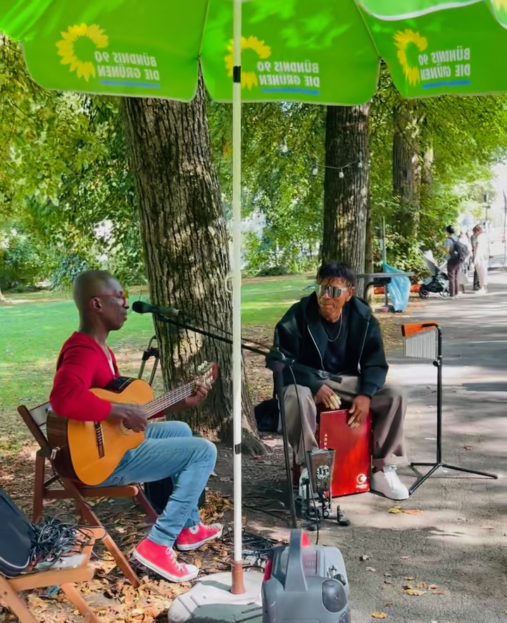 Band mit zwei Musikern unter Sonnenschirm