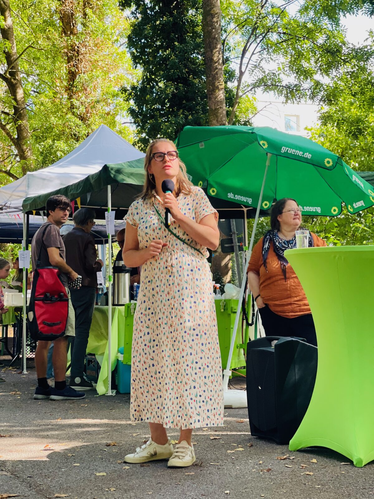 Julia Post, Landtagsabgeordnete der Grünen, hält eine Rede