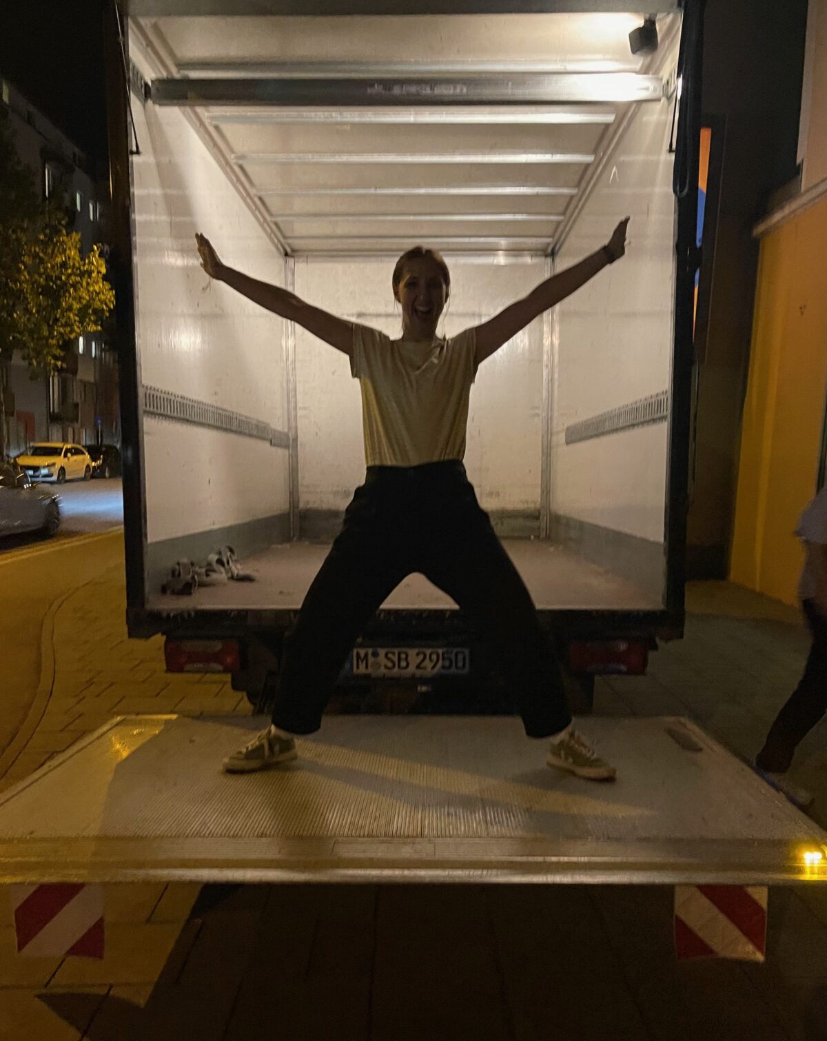 erfolgreich leergeräumter Transporter nach dem Fest, eine Organisatorin jubelt