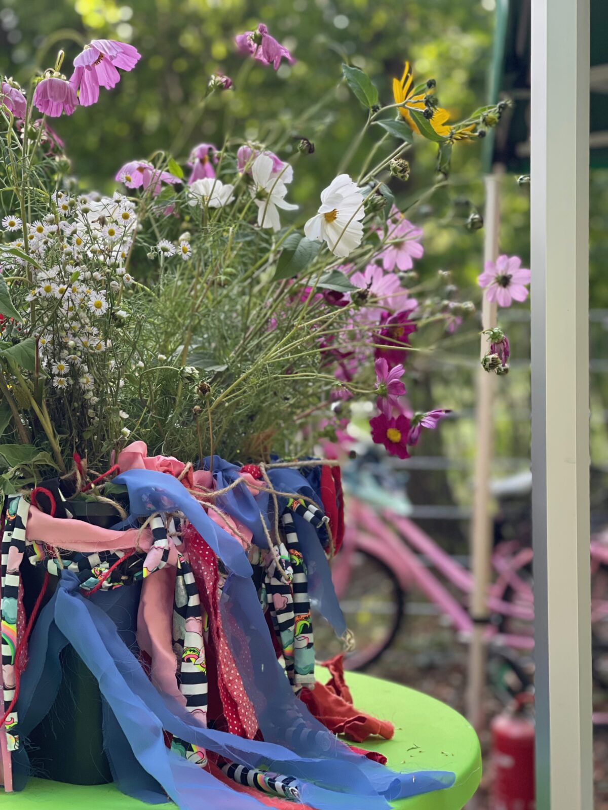 bunte Blumen und Bänder