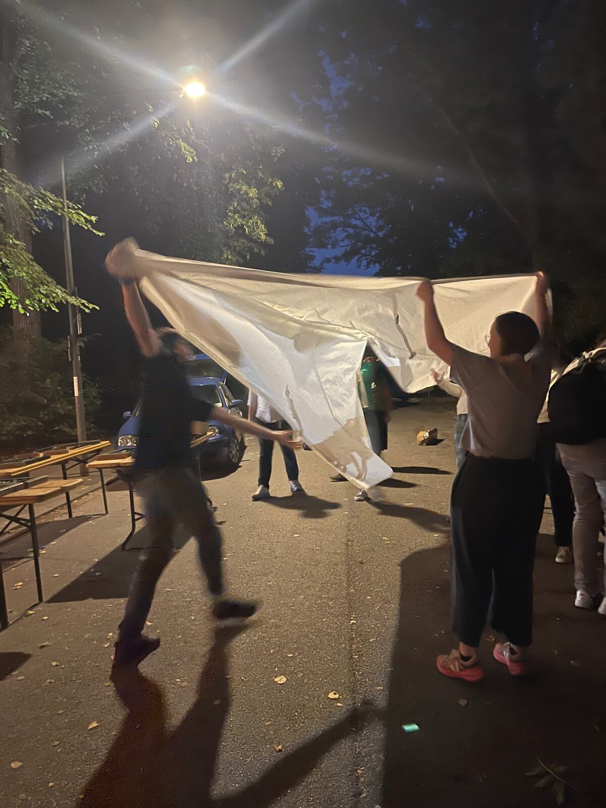 Pavillondach zusammenfalten nach dem Fest