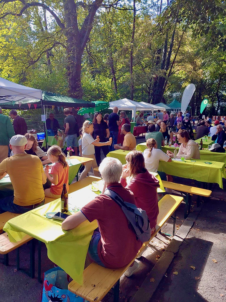 Fest mit Biertischen und Sonnenschirmen