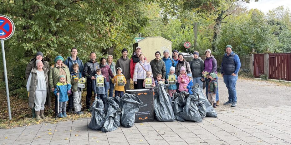 Teilnehmende des Cleanup am Tatort Angerlohe mit den gesammelten Müllsäcken