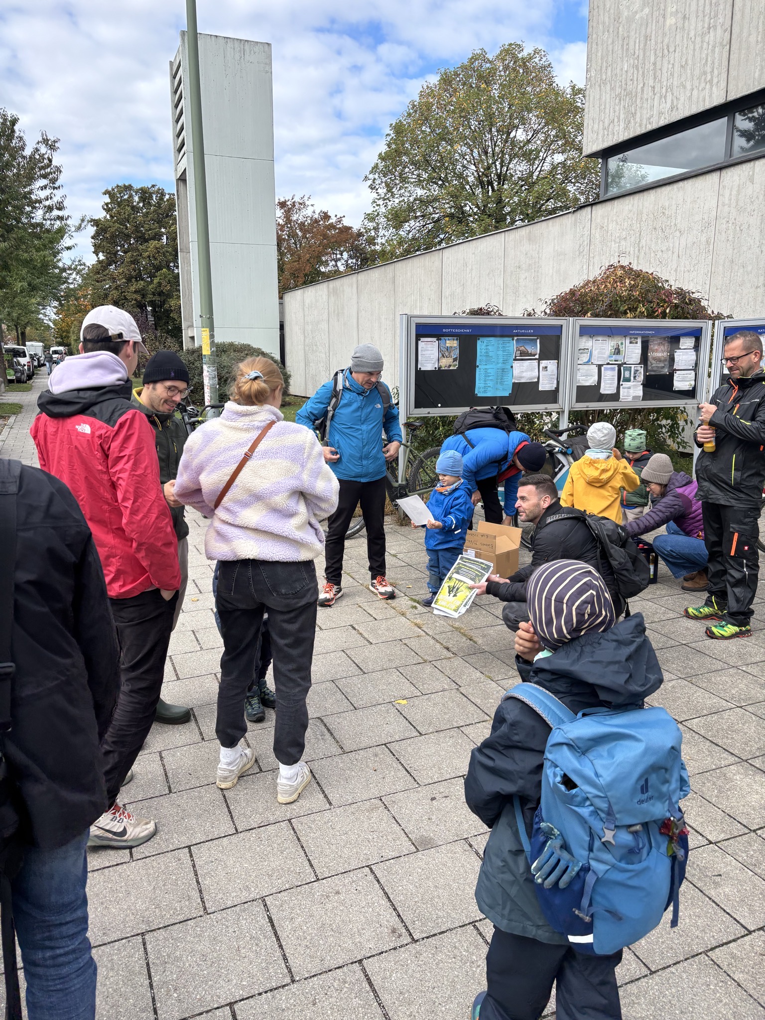 Familien und Kinder beim gemeinsamen Abschluss des Cleanup in Allach-Untermenzing