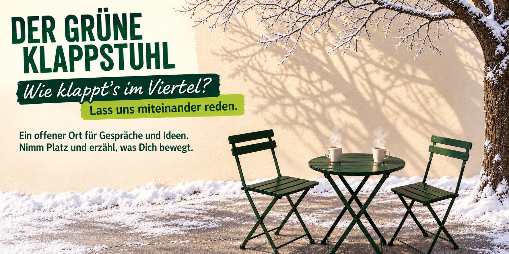 Der Grüne Klappstuhl im Winter: Zwei Klappstühle und ein Tisch unter einem Baum; Einladung zum Gespräch im Viertel.